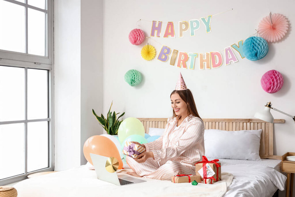 Nuori nainen juhlii syntymäpäivää kotona sepelvaltimotautiepidemian vuoksi - Valokuva, kuva