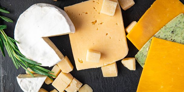 juusto antipasto juustot aperitiivi ateria välipala pöydällä kopioi tilaa elintarvikkeiden tausta maalaismainen - Valokuva, kuva