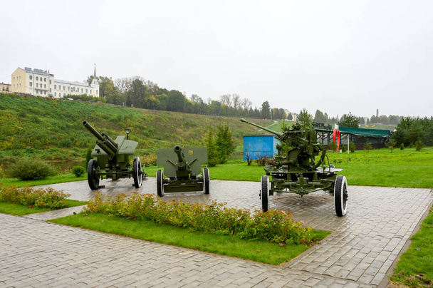 Ausstellung militärischer Ausrüstung auf dem Gelände vor dem Heimatmuseum, Rzhev, Gebiet Twer, Russische Föderation, 18. September 2020 - Foto, Bild