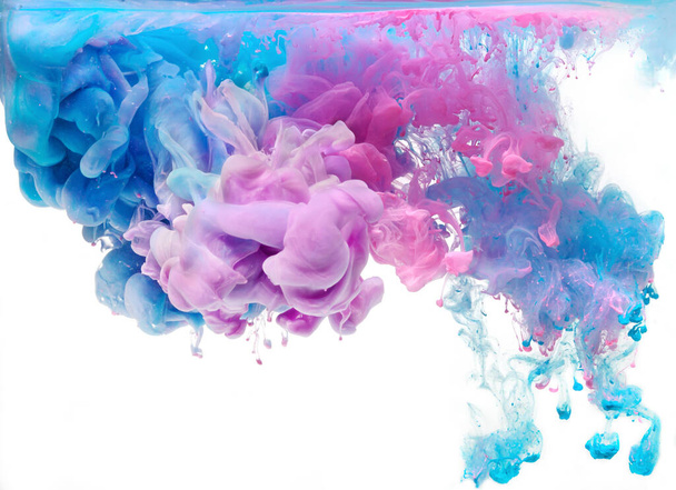 Ροζ και μπλε παστέλ μελάνι σε νερό που απομονώνεται σε λευκό φόντο. Αφηρημένο φόντο. Όμορφα σύννεφα μπογιάς στο νερό. - Φωτογραφία, εικόνα