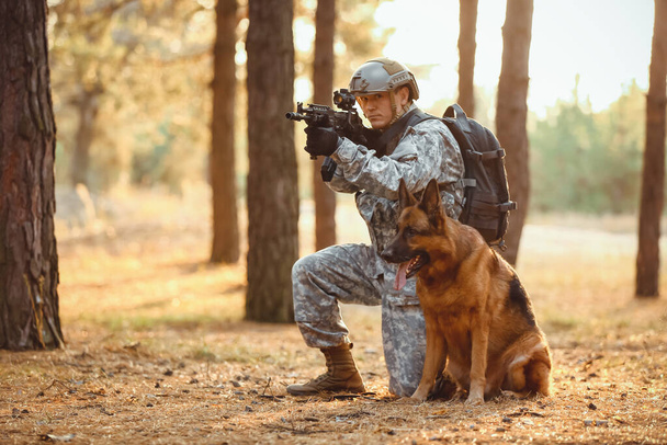 Dışarıdaki savaş sırasında askeriyede çalışan köpeği olan bir asker. - Fotoğraf, Görsel