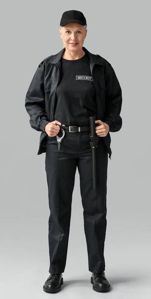 Guardia di sicurezza femminile su sfondo grigio - Foto, immagini