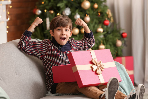 Gelukkig jongetje opening kerstcadeau thuis - Foto, afbeelding
