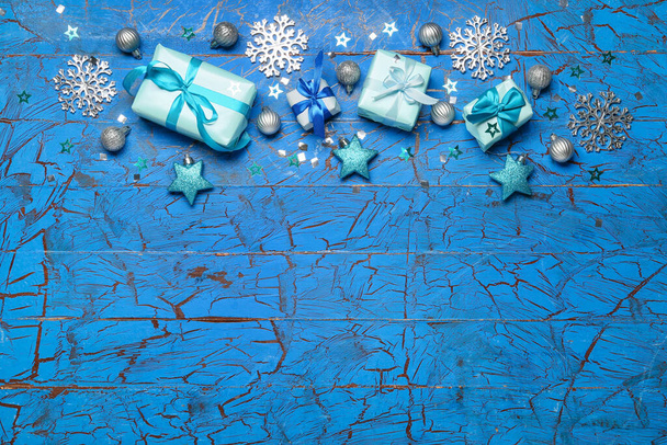 Regalos de Navidad y decoración sobre fondo de madera azul - Foto, imagen