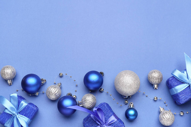 Schöne Weihnachtsgeschenke mit Dekor auf blauem Hintergrund - Foto, Bild