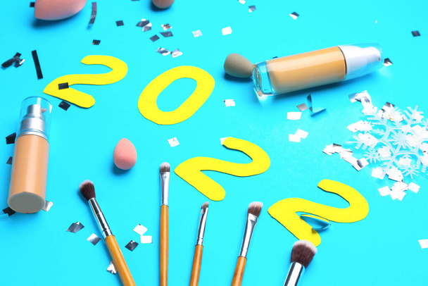 Фигура 2022 с макияжем и конфетти на цветном фоне - Фото, изображение