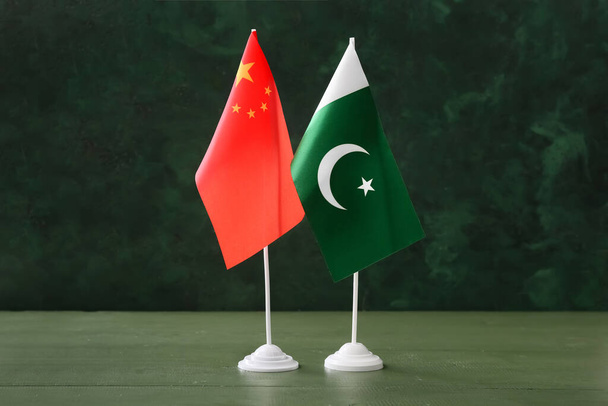 Drapeaux de la Chine et du Pakistan sur fond vert - Photo, image