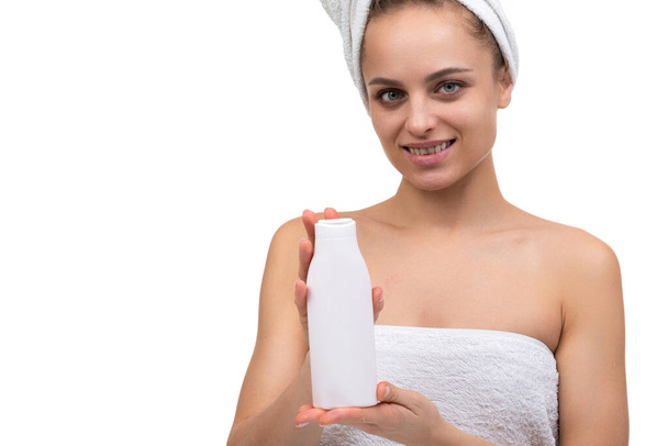 化粧品コンセプトシャワーの後にシャンプーの瓶を手に持った女性 - 写真・画像