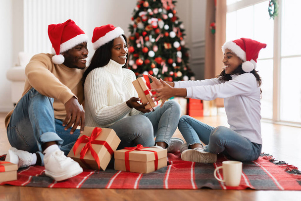 Szczęśliwa czarna rodzina świętuje Boże Narodzenie wymiany prezentów - Zdjęcie, obraz