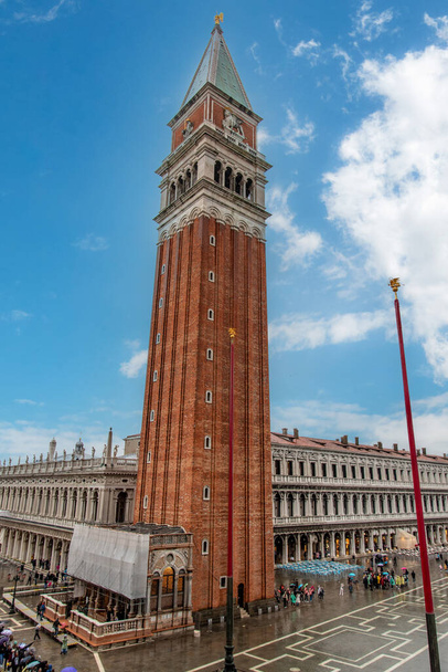 イタリア、アクアアルタと雨の日のヴェネツィアの聖マルコ広場 - 写真・画像