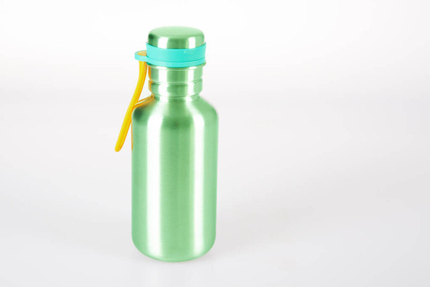 Thermische Edelstahlflasche geschlossen Reise Thermoskanne mock up grüne Design-Vorlage der Verpackung Attrappe auf weißem Hintergrund - Foto, Bild