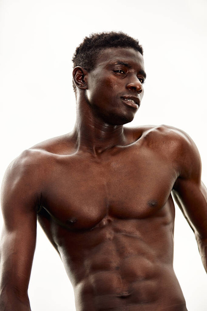 Porträt eines topless afcan Sportlers bereit zum Training. - Foto, Bild