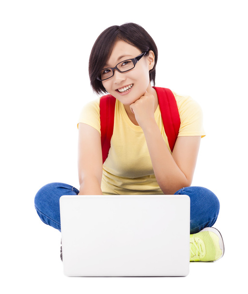felice giovane studentessa seduta sul pavimento con un computer portatile
 - Foto, immagini