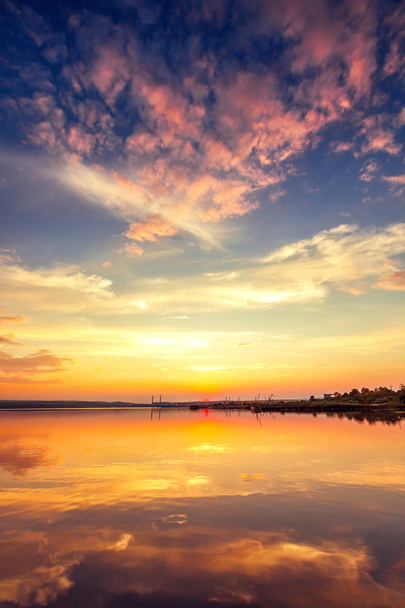 Krásná oblačnost nad jezerem, záběr na západ slunce - Fotografie, Obrázek