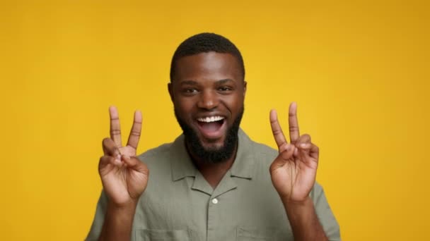 Vicces vidám fekete srác mutatja béke gesztus a kamera két kézzel - Felvétel, videó