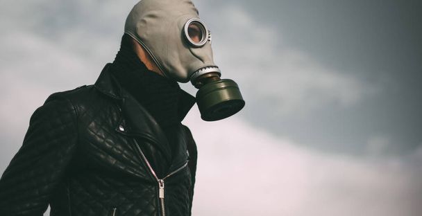 close up. casual guy in a gas mask - Fotografie, Obrázek
