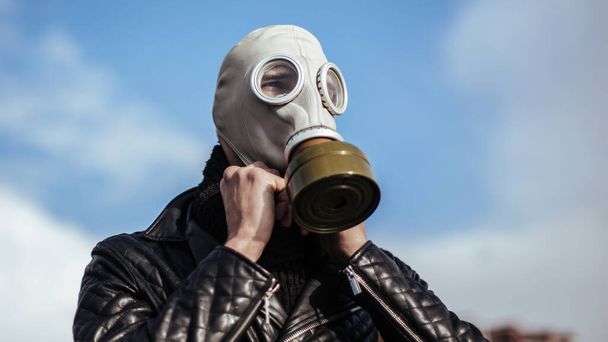 close up. casual guy in a gas mask on a city background - Foto, imagen