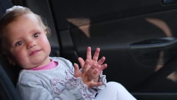 Un bambino piccolo applaude nel palmo della mano - Filmati, video