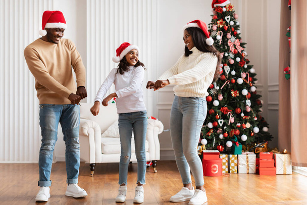 Portrét šťastné černošky rodinné tance oslavující Vánoce - Fotografie, Obrázek