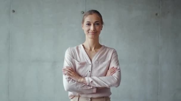 Frauen und erfolgreiche Karriere. Positive Geschäftsfrau mittleren Alters in formeller Kleidung lächelt mit verschränkten Händen in die Kamera - Filmmaterial, Video