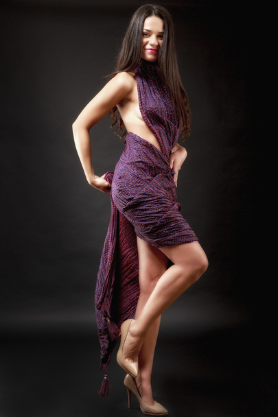 junge schöne kaukasische Brünette im improvisierten Kleid - Foto, Bild