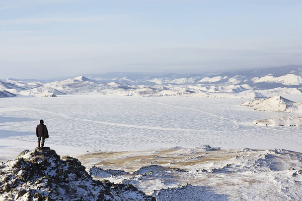 montanhas de inverno de uma pessoa, caminhadas de viagem de paisagem - Foto, Imagem