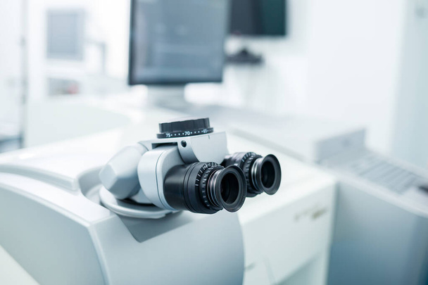 Микроскопический аппарат для проверки зрения. Офтальмология и лечение заболеваний глаз. Концепция глазной клиники, оптометрист - Фото, изображение