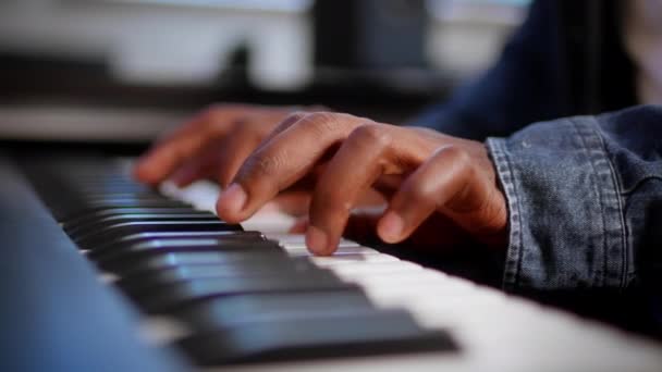 Φτιάχνω μουσική. Κοντινό πλάνο των μαύρων αρσενικών χεριών που παίζουν πιάνο - Πλάνα, βίντεο