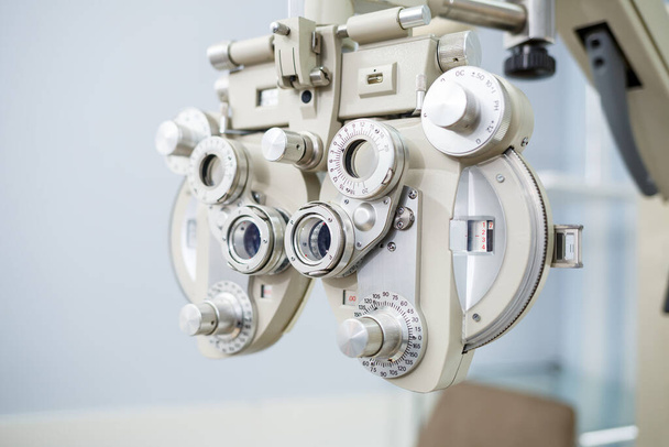 Μικροσκοπικές συσκευές για τη δοκιμή της όρασης. Οφθαλμολογία και θεραπεία οφθαλμικών παθήσεων. Οφθαλμολογική κλινική, οπτομετρικός σχεδιασμός - Φωτογραφία, εικόνα