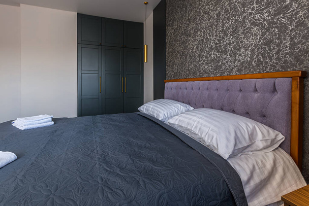 Interior of a modern hotel room with a large double bed - Foto, Imagen