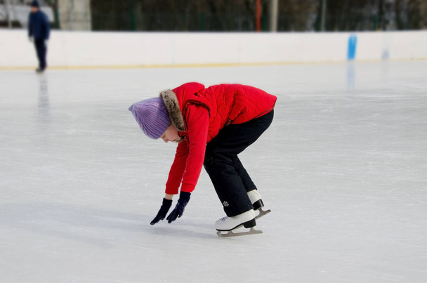 Uma estudante está aprendendo a patinar sozinha. Foco suave e seletivo - Foto, Imagem
