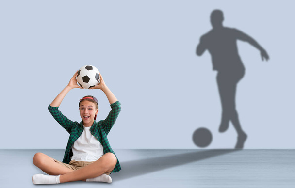 Teini-ikäinen poika jalkapallo pallo haaveilee jalkapalloilija ura - Valokuva, kuva