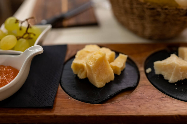 Proeverij van verschillende gerijpte en zeer oude Parmezaanse Italiaanse Parmigiano-Reggiano harde kaas in Parma, Emilia Romagna, Italië - Foto, afbeelding