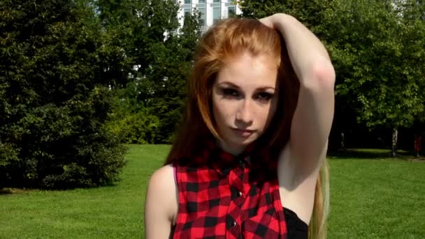 젊은 매력적인 여자 rummages 손과 미소-자연 그녀의 머리 - Felvétel, videó