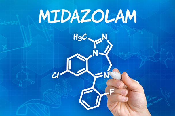 Mano con pluma dibujar la fórmula química de Midazolam
 - Foto, Imagen
