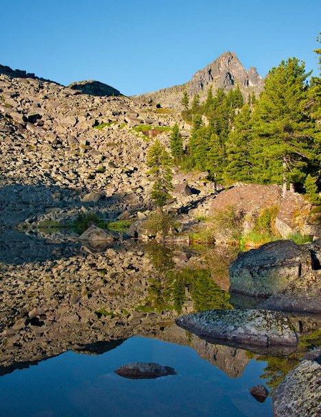 A Rússia. Território de Krasnoyarsk. Reflexões de rochas duras nos lagos do Parque Natural da Montanha Ergaki. - Foto, Imagem