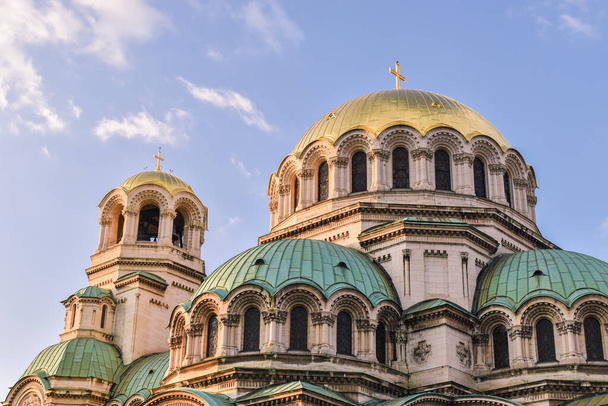 Alexander Nevsky katedrális Szófia, Bulgária. Bolgár ortodox katedrális a fővárosban Bulgária. Neo-bizánci stílusban épült. Fénykép napnyugtakor, fákkal körülvéve. - Fotó, kép
