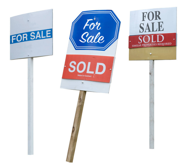 Une collection de signes immobiliers à vendre, isolés sur un fond blanc - Photo, image