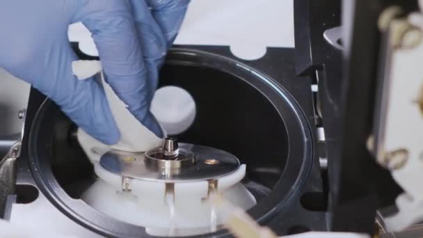 Sluit wetenschapper schoonmaken van een ionenbron van massaspectrometer met pluisvrije doek en oplosmiddel. Onderhoud of reiniging van LC Ms qTOF-systeem. Routine in analytisch laboratorium - Video