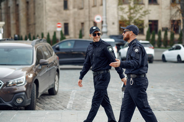 Dos policías sonrientes con gafas de sol - Foto, imagen