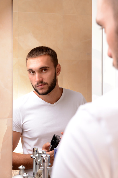 Young man shaving - Foto, Bild