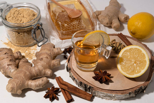 Ginger root and powder for cooking with spices - Foto, imagen