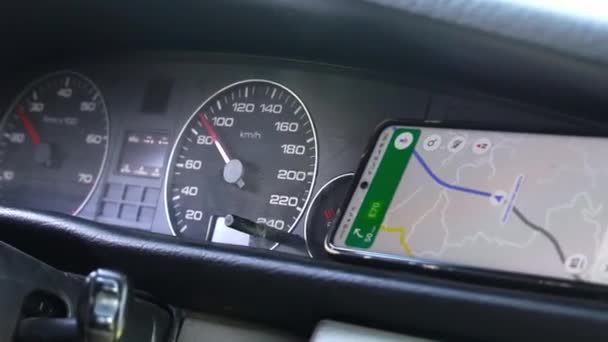 Sürücü, akıllı telefonundaki haritadaki seyrüsefer bilgilerini kontrol eder.. - Video, Çekim