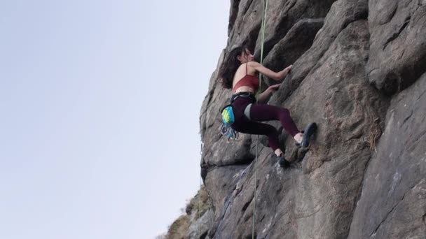 gyönyörű lány mászik a szikla. - Felvétel, videó