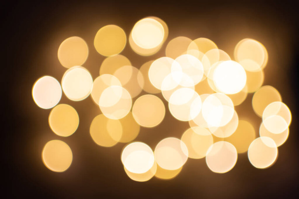 desenfoque luces bokeh luces borrosas árbol de navidad luces bombillas de oro - Foto, Imagen