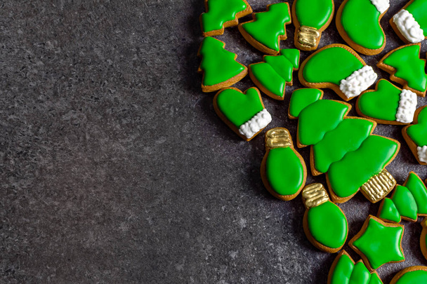 cukrászsütemények karácsonyi sütik herringbone zöld ünnep szilveszter kezeli édességek másolás hely - Fotó, kép