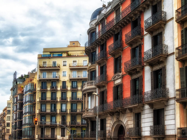 Modernistisen asuinrakennuksen julkisivun geometriset muodot ranskalaisilla parvekkeilla Barcelonassa, Espanjassa
. - Valokuva, kuva