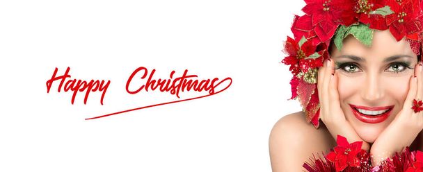 Mujer alegre y feliz inscripción de Navidad. Hermosa mujer de rojo. Peinado y maquillaje navideños. Panorama banner aislado en blanco con espacio de copia - Foto, imagen
