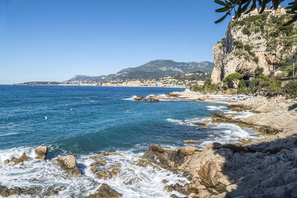 Het prachtige Balzi Rossi strand in Ventimiglia met Menton op de achtergrond - Foto, afbeelding