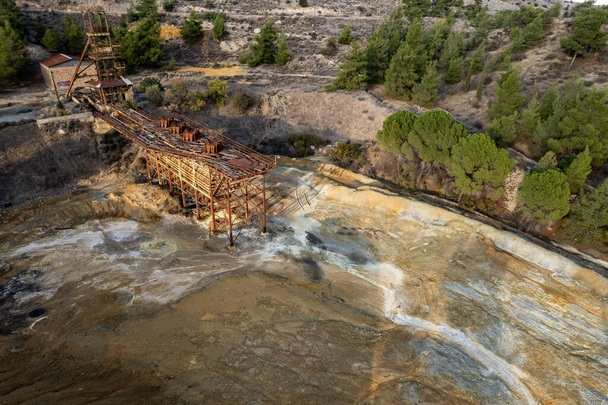 Αεροφωτογραφία κηφήνας εγκαταλελειμμένου ορυχείου χαλκού σκουριασμένη δομή με κόκκινη τοξική ξηρή άμμο. Περιβαλλοντική ρύπανση. - Φωτογραφία, εικόνα